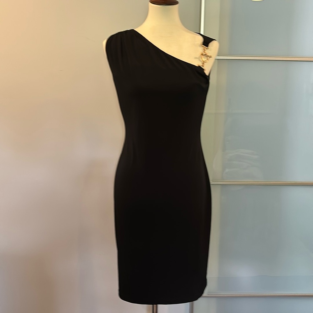 Black cocktail dress with gold detail, stretch size 6-8, evening. Flattering 👗